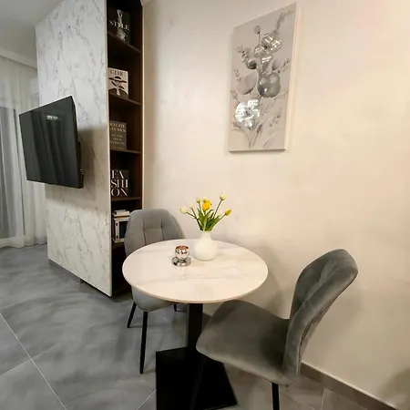 Lucky 13, Palace, Apartment